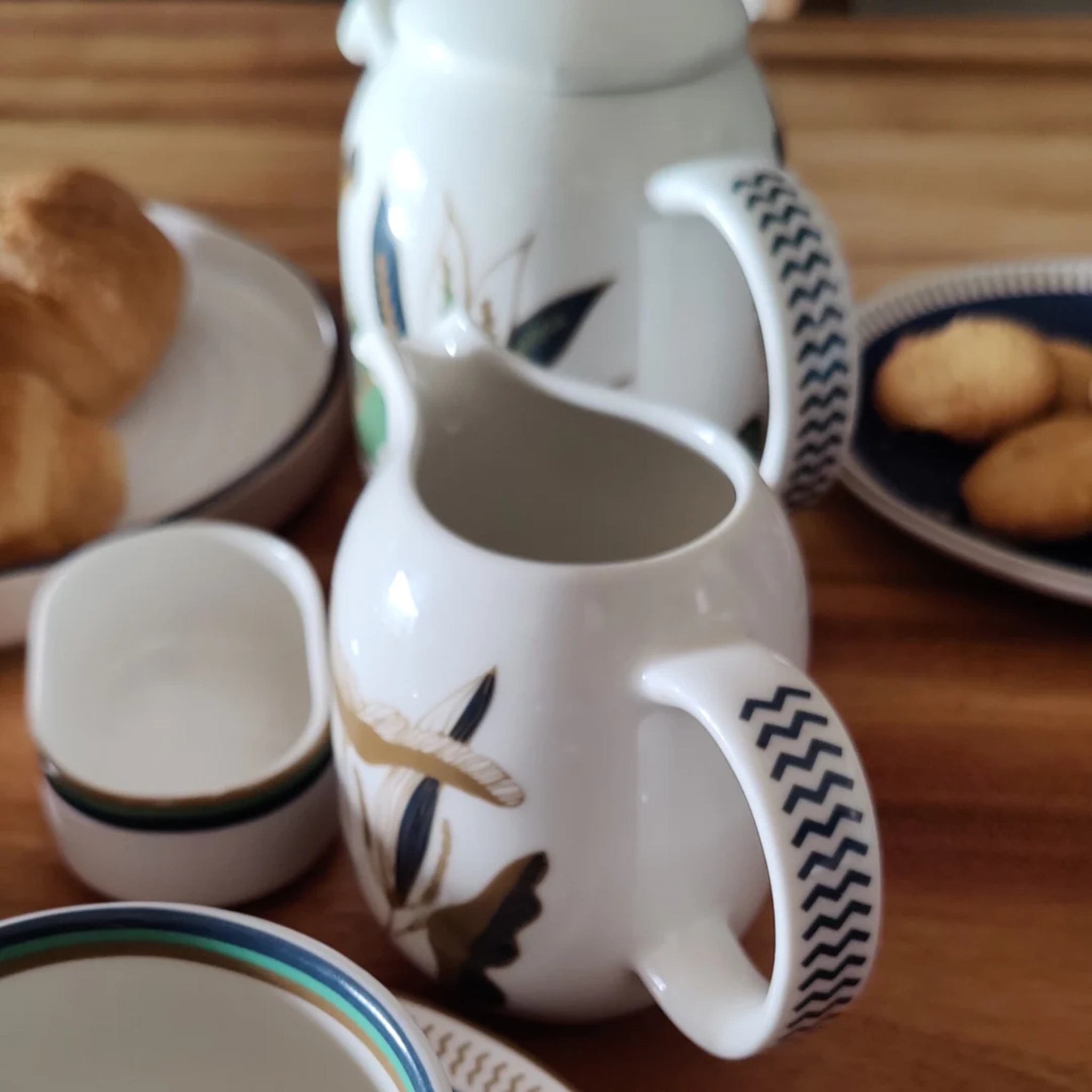 Pookkal - Porcelain Tea Pot Set by urbankart - ta.da tableware | Tooffi