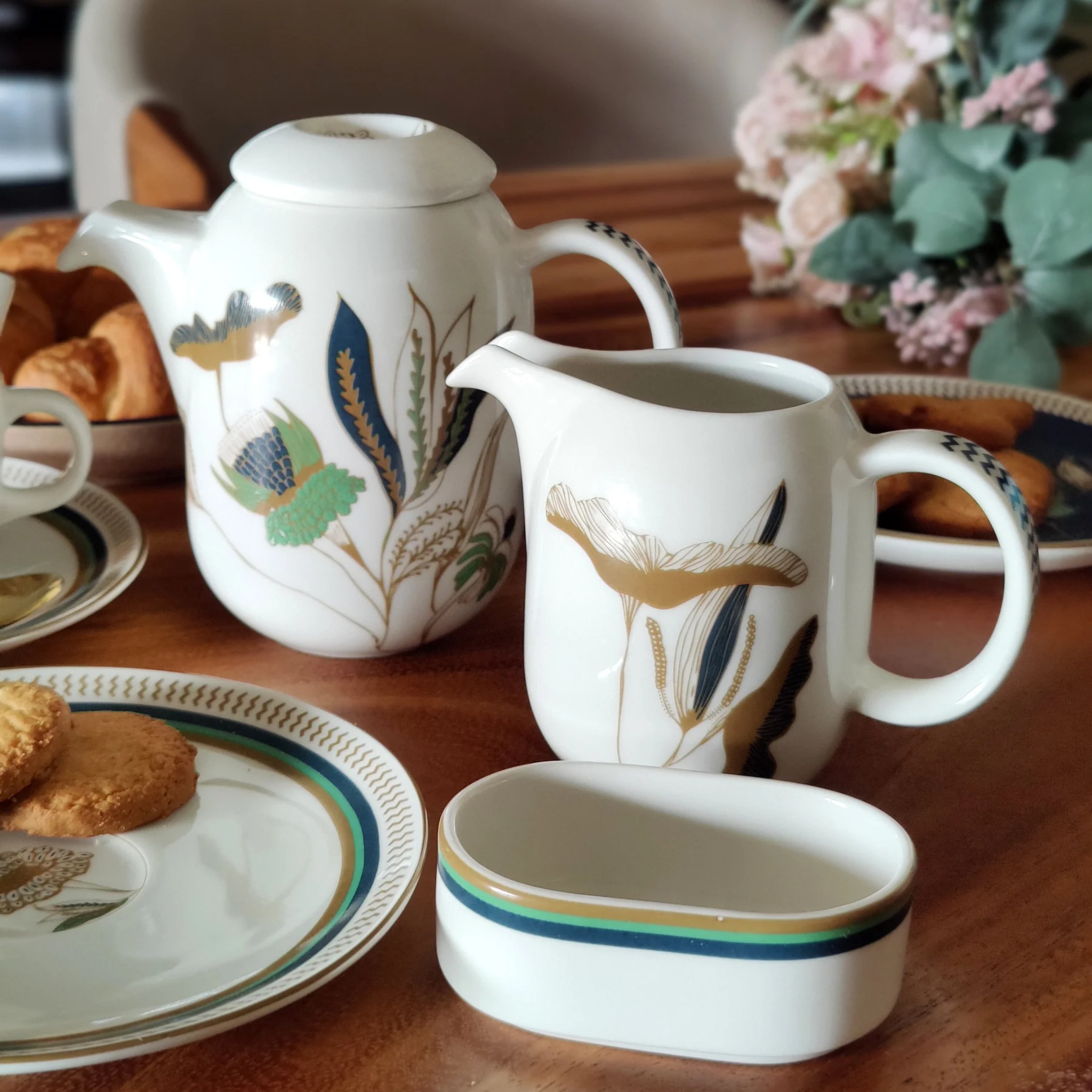 Pookkal - Porcelain Tea Pot Set by urbankart - ta.da tableware | Tooffi