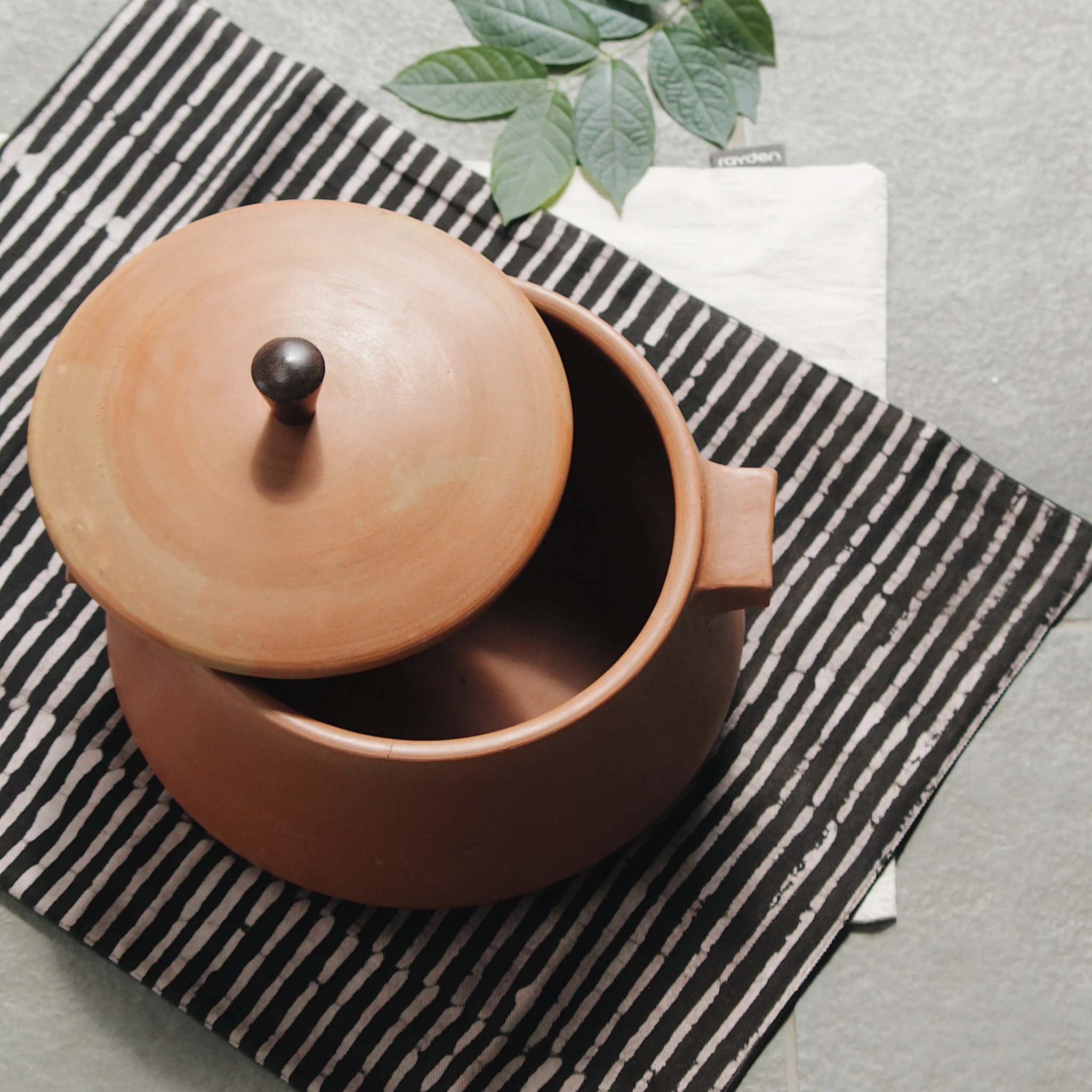 Arth Pot Small by Rayden Design | Tooffi