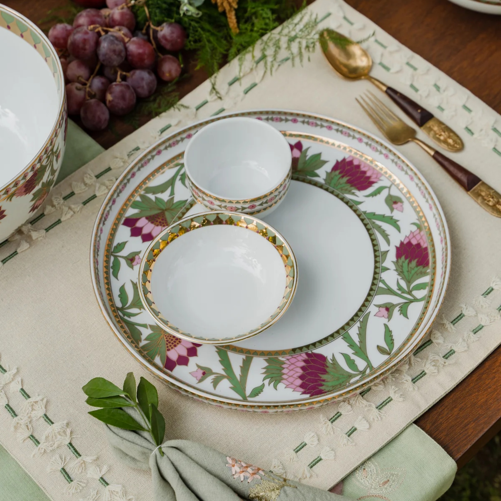Bagh Dinner Thali (Set Of 6) by nira's ceramics | Tooffi