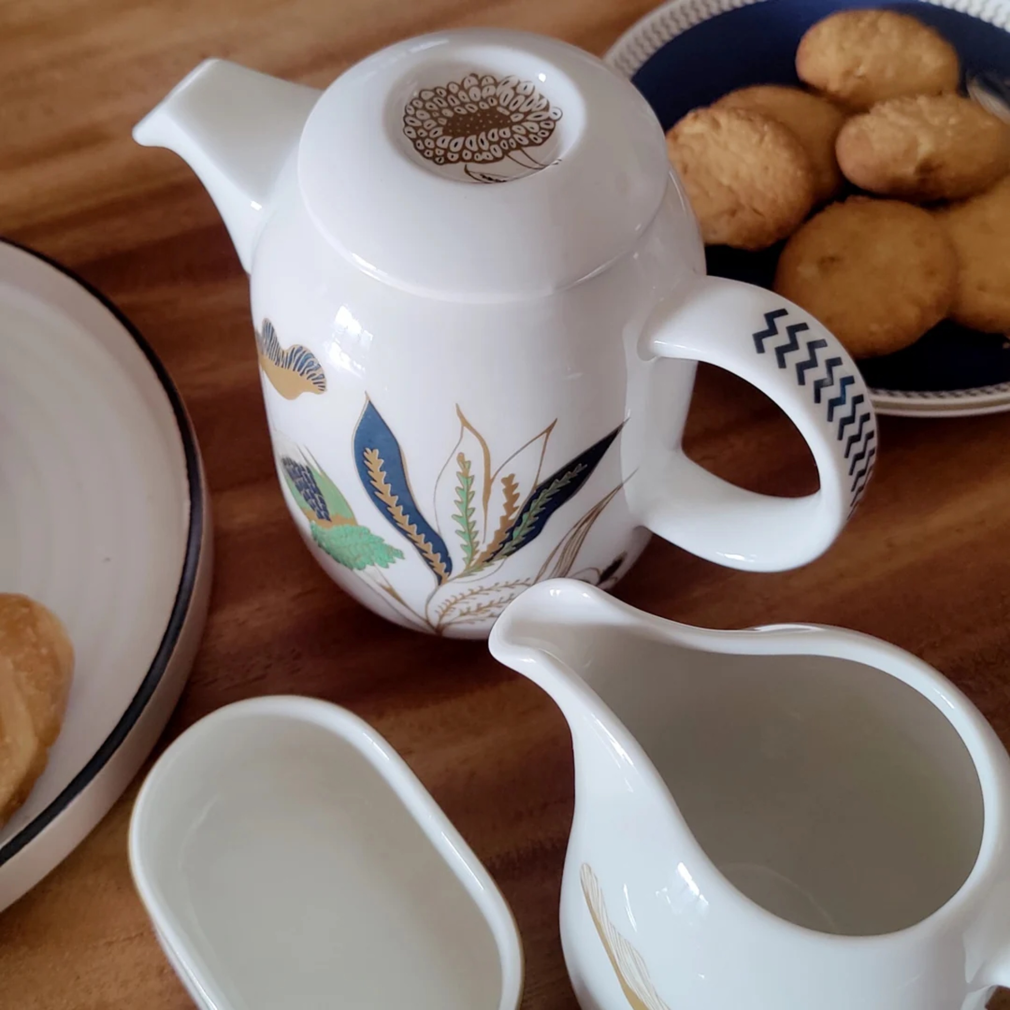 Pookkal - Porcelain Tea Pot Set by urbankart - ta.da tableware | Tooffi