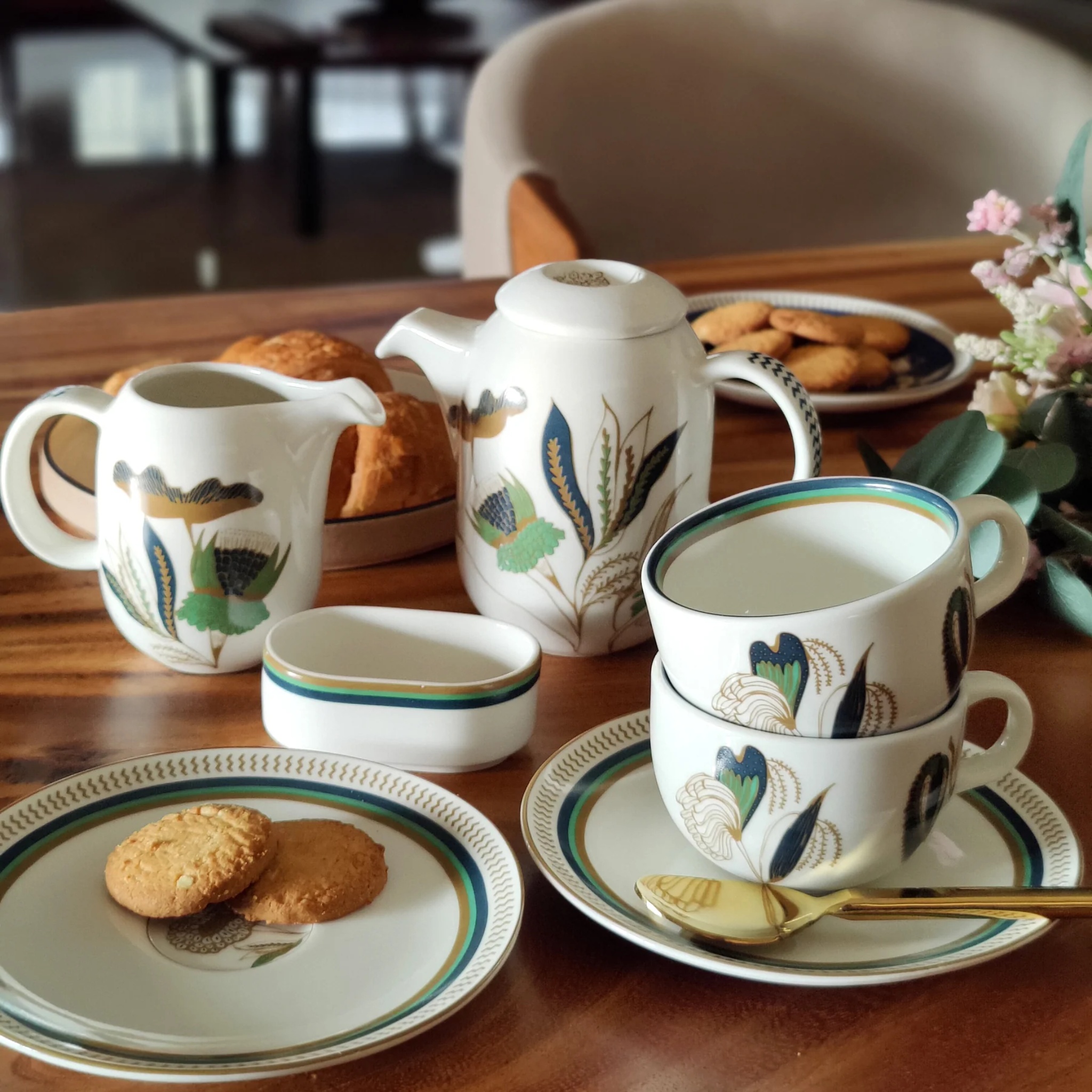 Pookkal - Porcelain Tea Pot Set by urbankart - ta.da tableware | Tooffi